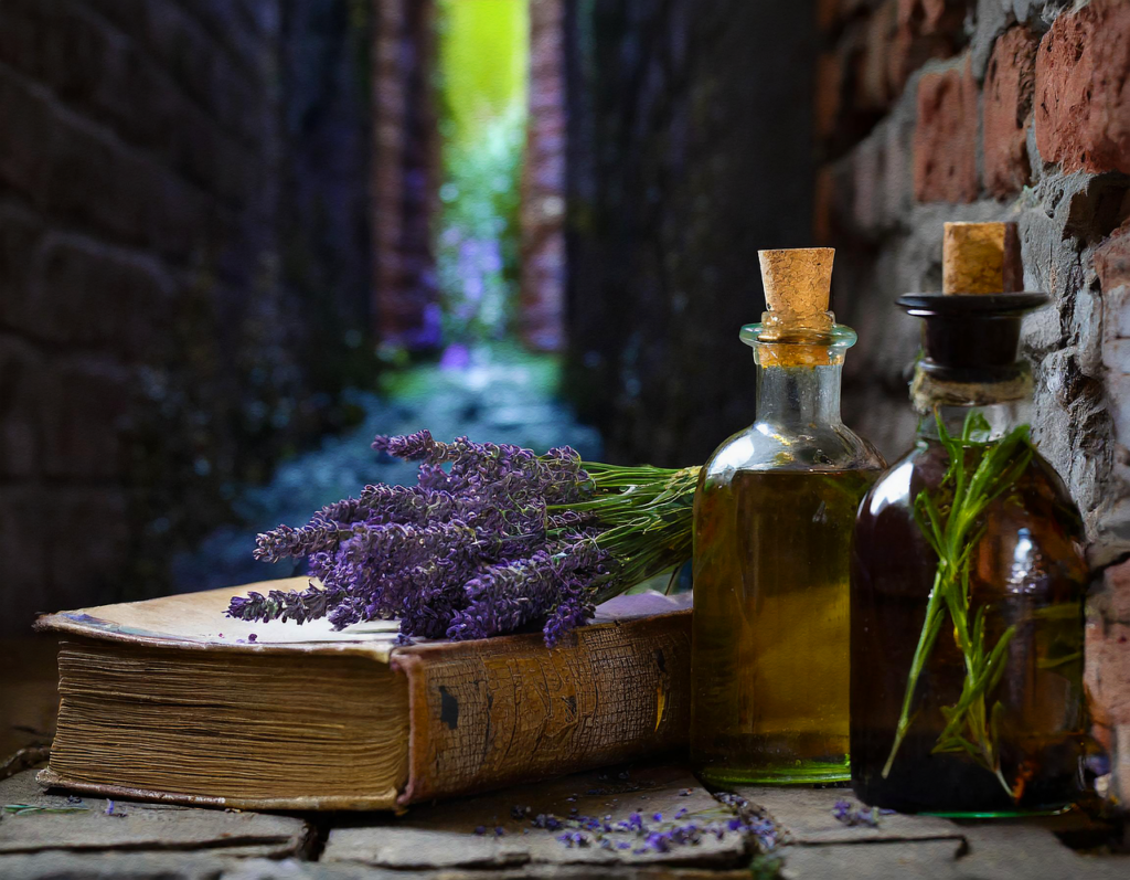 Libro antiguo y botellas de aceites esenciales