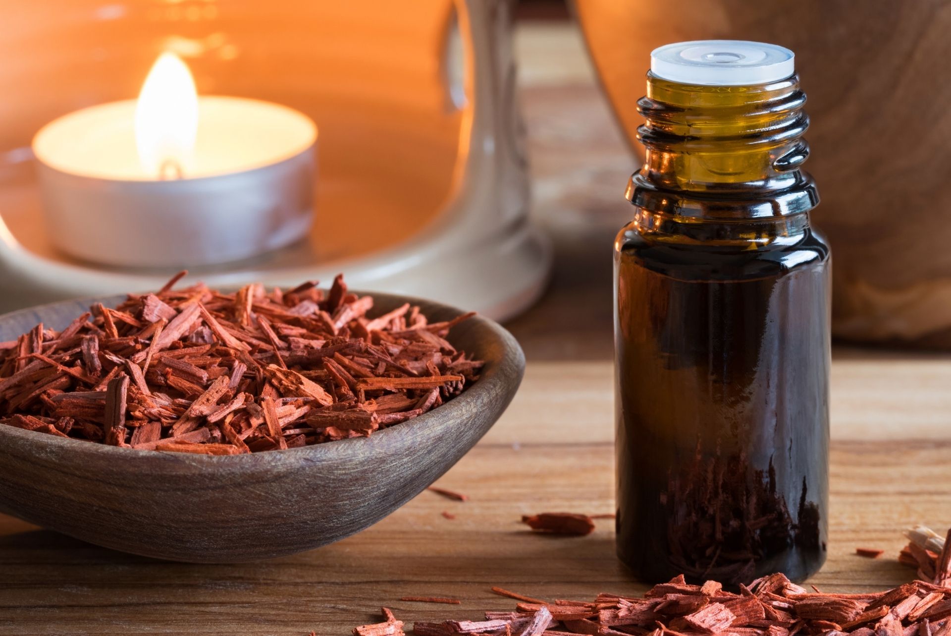 Aceite Esencial de Sándalo: Propiedades, Beneficios y Usos en Aromaterapia y Cosmética Natural