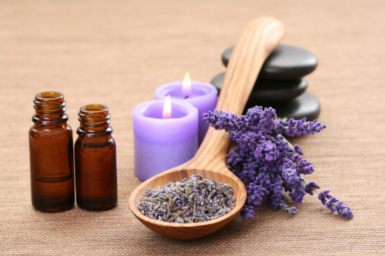Aceite Esencial de Lavanda: Propiedades, Beneficios y Usos en Aromaterapia y Cosmética Natural